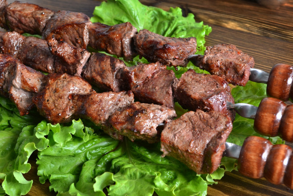 в электрошашлычнице получается такой же вкусный и сочный шашлык, как на костре, только на нем отсутствуют вредные и опасные соединения, попадающие с тлеющих углей шашлык из электрошашлычницы